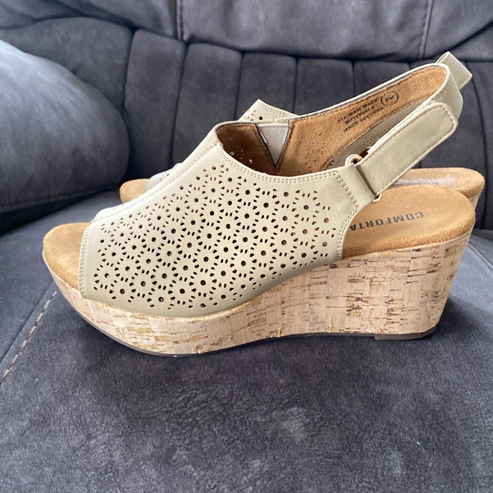 Comfortaire womens sandals size 8m. Brand new.
